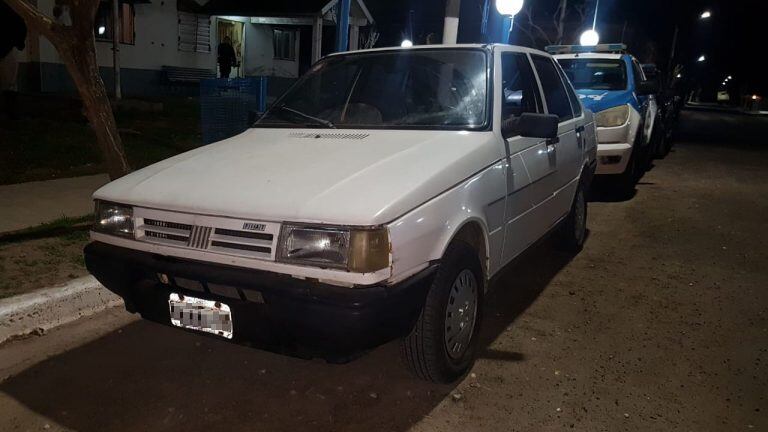 Los agentes encontraron al ternero robado oculto en el asiento trasero de un Fiat Duna. (Min. Seguridad)