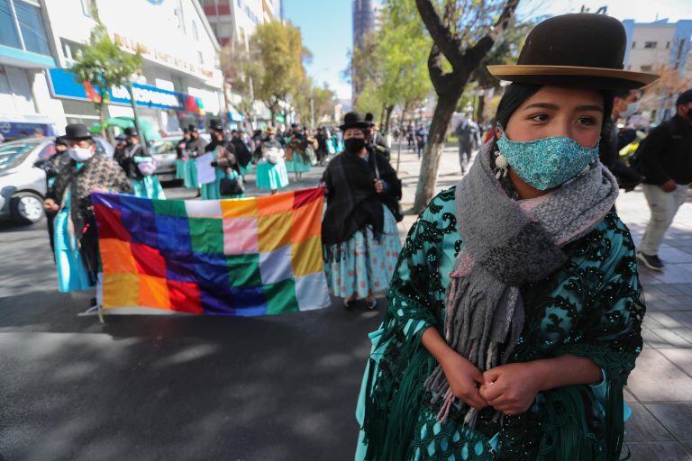 Un grupo de mujeres marchan con miles de músicos, artesanos y bordadores bolivianos que volvieron a salir al centro de La Paz para tocar sus instrumentos, cantar y mostrar su trabajo en textiles para exigir al Gobierno transitorio de Jeanine Áñez que restituya el Ministerio de Culturas (Foto: EFE/ Martin Alipaz)