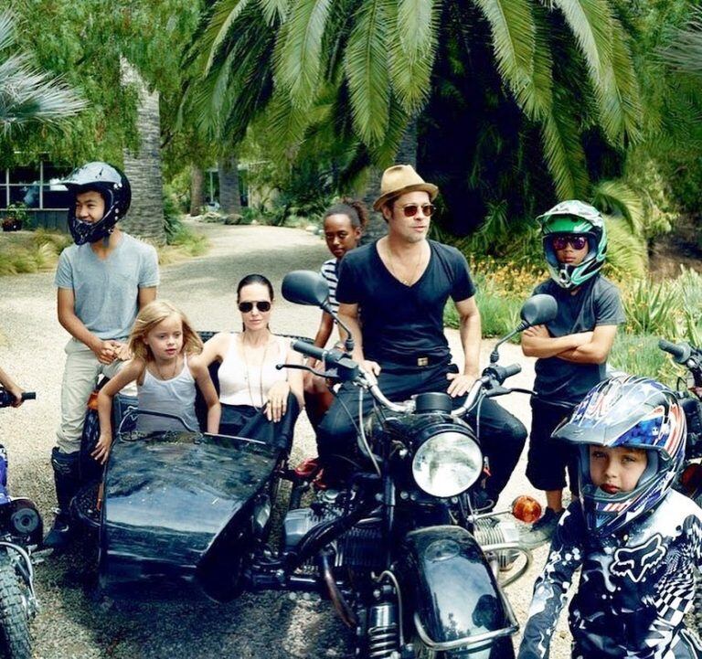 Angelina Jolie y Brad Pitt junto a sus hijos durante unas vacaciones