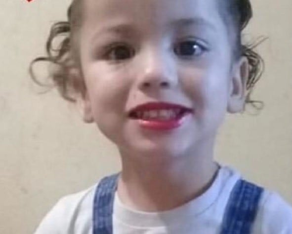 Emily tiene 4 años y necesita sus implantes urgente.