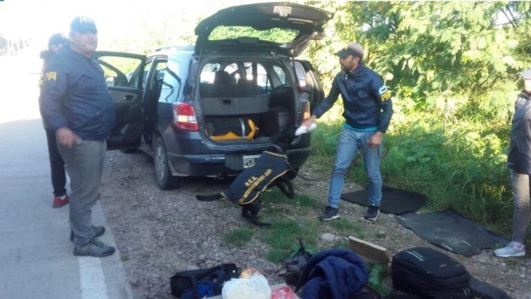 Los policías detuvieron la marcha del vehículo en el ingreso a San Pedro de Jujuy. El cargamento detectado por "Lali" está valuado en casi cuatro millones de pesos.