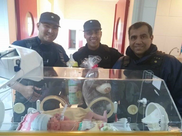 Joaquín junto a los policías que lo rescataron.