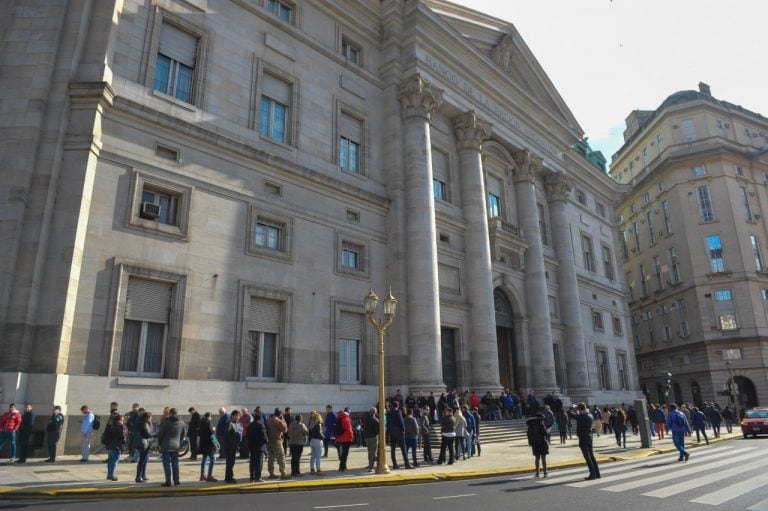 Largas filas en los bancos porteños durante el primer día en el que rigen las restricciones cambiarias impuestas por el Gobierno. (Maxi Failla)