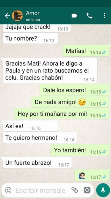 Encontró un celular en la calle, escribió para devolverlo y el novio de la dueña le hizo un insólito pedido.