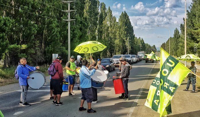 Corte intermitente y se permite el acceso de vehículos cada 15 minutos, en el ingreso principal a la ciudad por parte de  Uocra Esquel