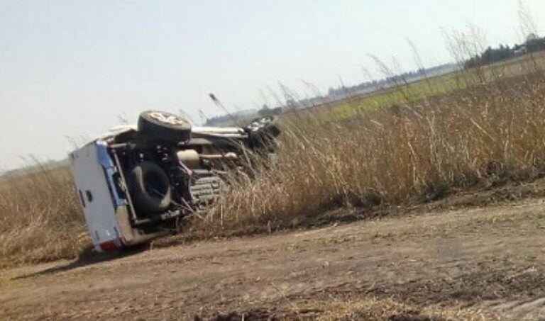 Dos personas murieron tras una persecución policial en la que una Toyota Hilux volcó en Cañada de Gómez. (@hugopalamara)