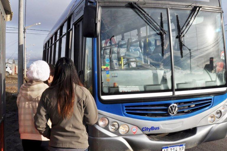 Vecinos alertaron que la acumulación de hielo y nieve, limitaba la circulación normal de los colectivos.