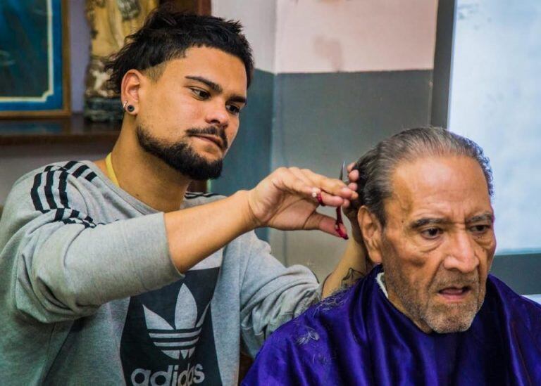 Los estudiantes de barbería y peluquería de Studio 86. escuela de emprendedores, les cortaron el pelo y embellecieron a los abuelos del Padre Lamónaca.