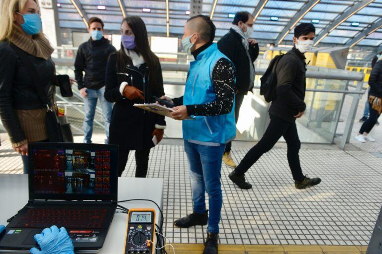 Instalaron cámaras térmicas en la estación de Constitución para tomar la temperatura de los pasajeros. (Clarín)