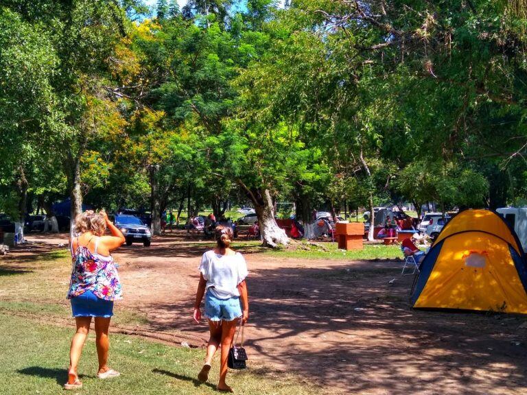 La mayor cantidad de gente optó por las carpas en la playa de la laguna