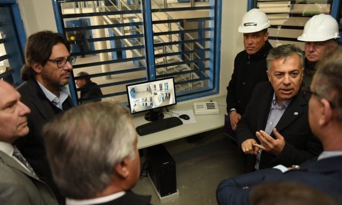 Alfredo Cornejo en el centro de controlo del Centro Federal Penitenciario Cuyo.