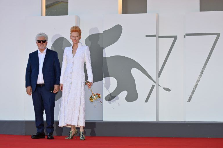 Tilda Swinton y Pedro Almodovar (Alberto PIZZOLI / AFP)