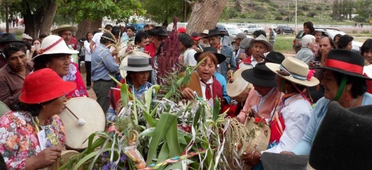 Coleras en un mojón carnavalero, en la Quebrada de Humahuaca.