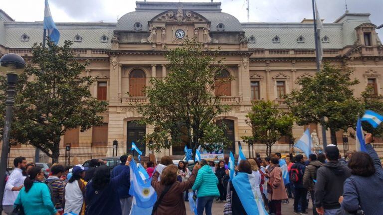 Banderas celeste y blancas fueron el común denominador entre la concurrencia que coreaba la consigna "Sí se puede".