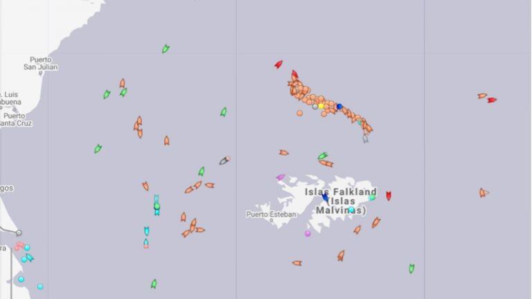 Pesca en Malvinas, al norte de las islas se observa las embarcaciones asiáticas, en zona de pesca de calamar.