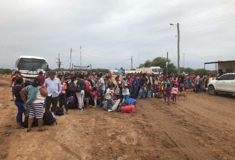 El drama del agua Inundaciones en Salta las comunidades ya piensan en buscar otro lugar para instalarse pueblos aislados evacuan evacuacion de pobladores gente evacuada evacuados


Habitantes de la localidad de Santa Victoria Este, provincia de Salta, Argentina, esperan a ser evacuados el 02/02/2018 debido a las inundaciones provocadas por la crecida de un río. El Gobierno de la provincia de Salta inició un operativo de evacuación de unas 10.000 ante el aumento del caudal del río Pilcomayo a causa de las lluvias caídas en los últimos días. (Vinculado al texto de dpa "Una ciudad evacuada por las inundaciones en el norte de Argentina"). Foto: CBRI/telam/dpa +++ dpa-fotografia +++ salta  inundaciones en la provincia desborde crecida del rio Pilcomayo lluvias tormentas gente evacuada evacuados