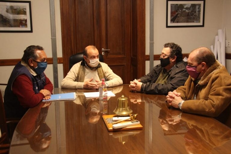 El intendente Carlos Sánchez se reunió con integrantes de la Sociedad de Fomento "Manos Unidas" del barrio Chacra de López