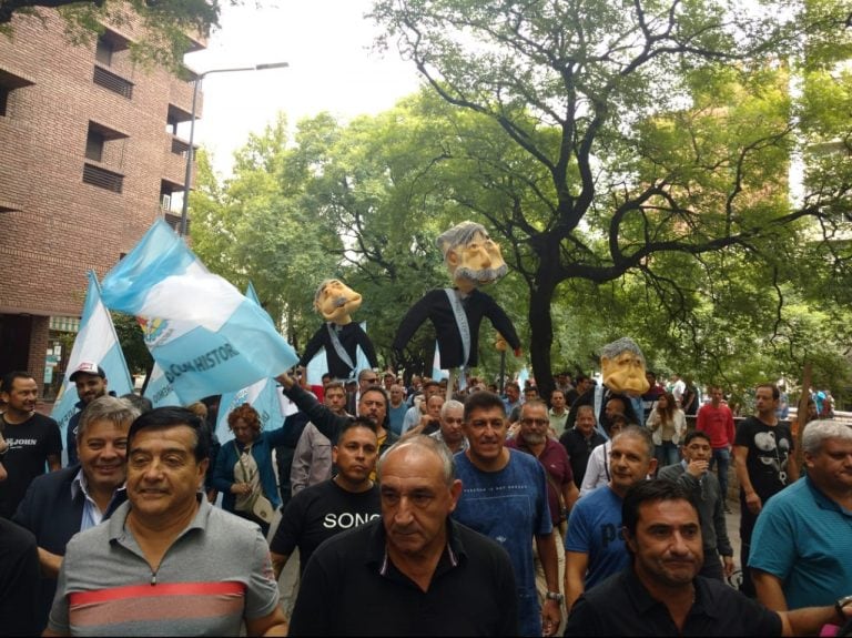 La protesta de Luz y Fuerza de este lunes con ataques a huevazos a Cadena 3 y rotura de vallas en la Lotería.