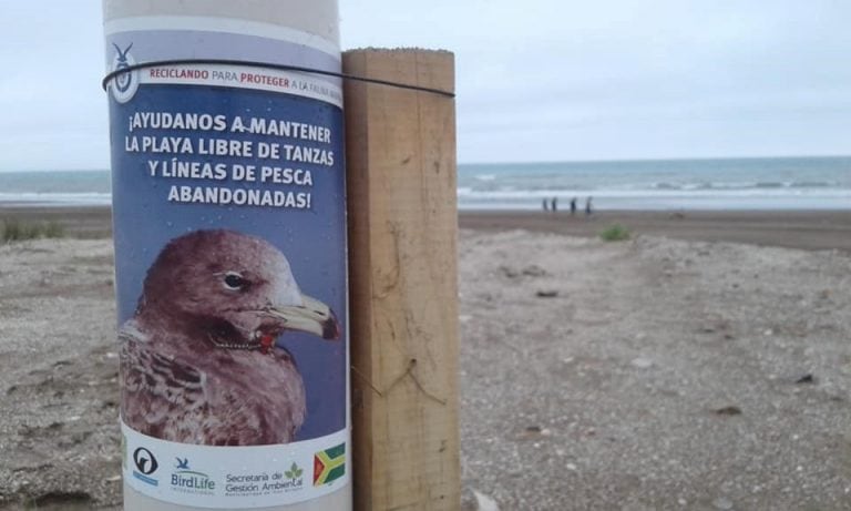 Se colocaron 10 nuevos contenedores de líneas de pesca en las playas de Tres Arroyos