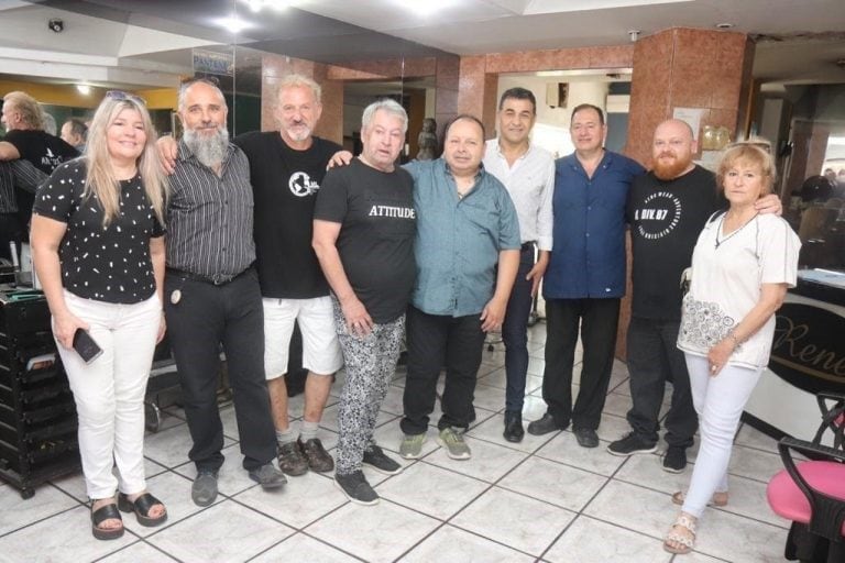 Organizadores y participantes de la Maratón de Peluqueros en Villa Carlos Paz. (Foto: Municipal).