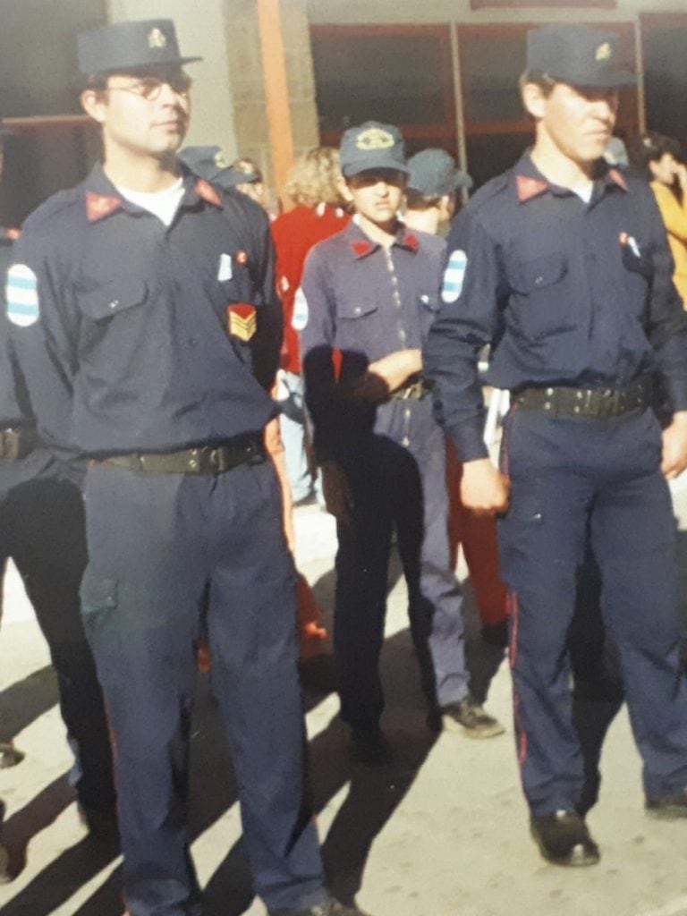 "Pipo" Cuello, el joven a la izquierda de la imagen, en un acto en la zona céntrica de Tanti.  (Foto: gentileza Roberto Cuello para VíaCarlosPaz).