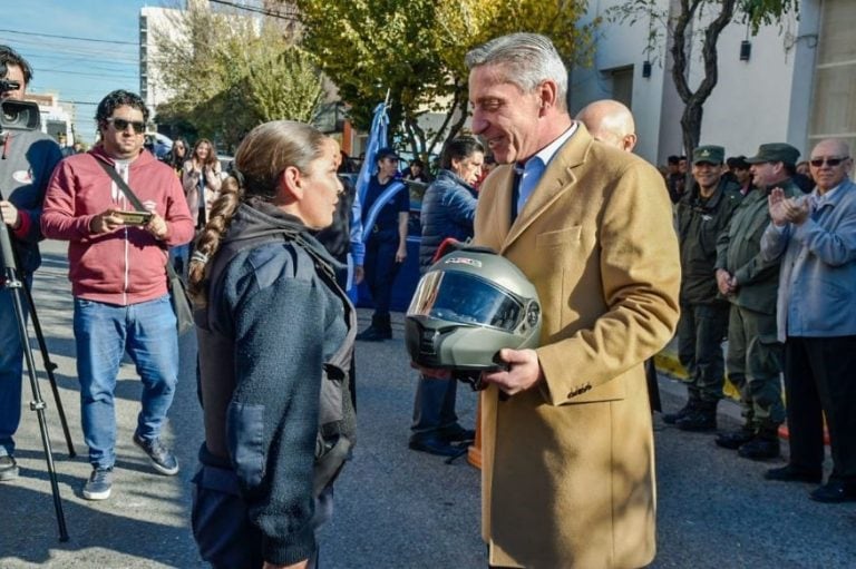 Mariano Arcioni en diálogo con la agente Godoy, unica mujer que aprobó el curso (Twitter/arcionimariano)