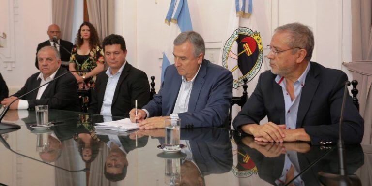 El 1 de diciembre de 2017 el gobernador Gerardo Morales y el empresario colombiano Omar Leal firmaban en la Casa de Gobierno el contrato de adquisición del ingenio La Esperanza por parte de la empresa Omega Group.