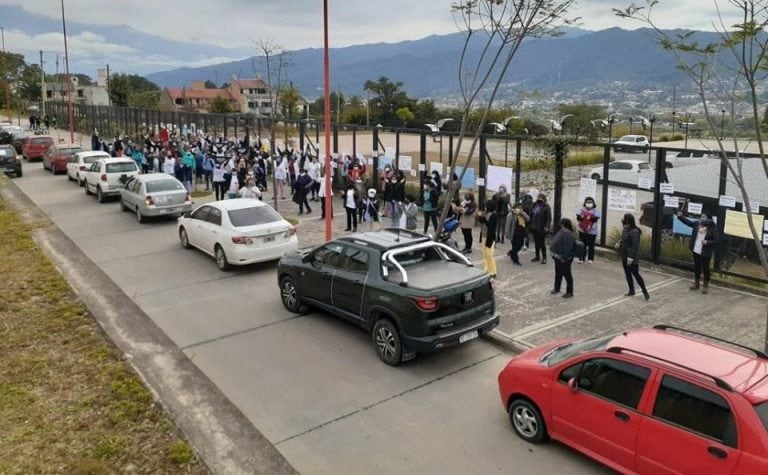 El "ruidazo" de los profesionales de la salud de Jujuy llegó al complejo de oficinas donde se centraliza el COE Jujuy,