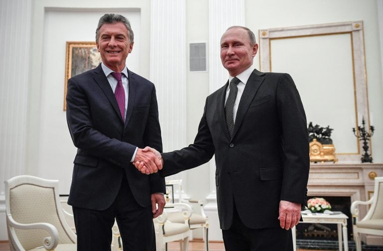 EPA2919. MOSCÚ (RUSIA), 23/01/2018.- El presidente ruso, Vladímir Putin ( dcha), recibe a su homólogo argentino, Mauricio Macri, antes de mantener una reunión en el Kremlin, en Moscú (Rusia) hoy, 23 de enero de 2018. EFE/ Alexander Nemenov/ Pool