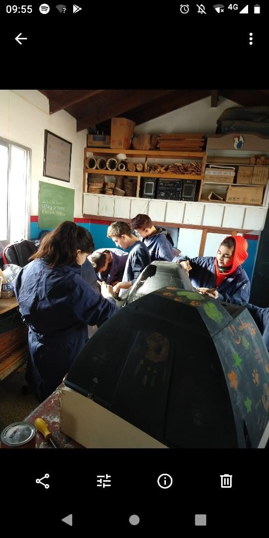 alumnos de la Escuela 501 fabrican cuchas para Pacma ( fotos Debora Baratteri)