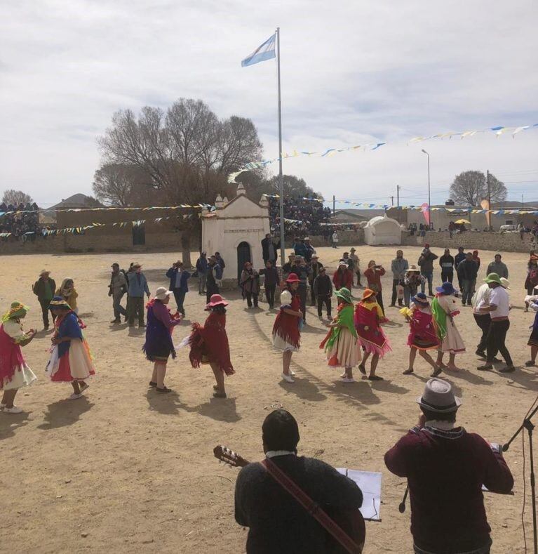 Danzas tradicionales en el rodeo donde más tarde se desarrollaría el toreo, todo en honor a la Virgen de la Asunción, patrona de Casabindo.