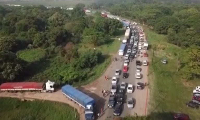 La ruta 11, justo antes de la frontera entre Argentina y PAraguay, quedó colapsada por hinchas de Colón intentando llegar a Asunción. (Captura de pantalla)