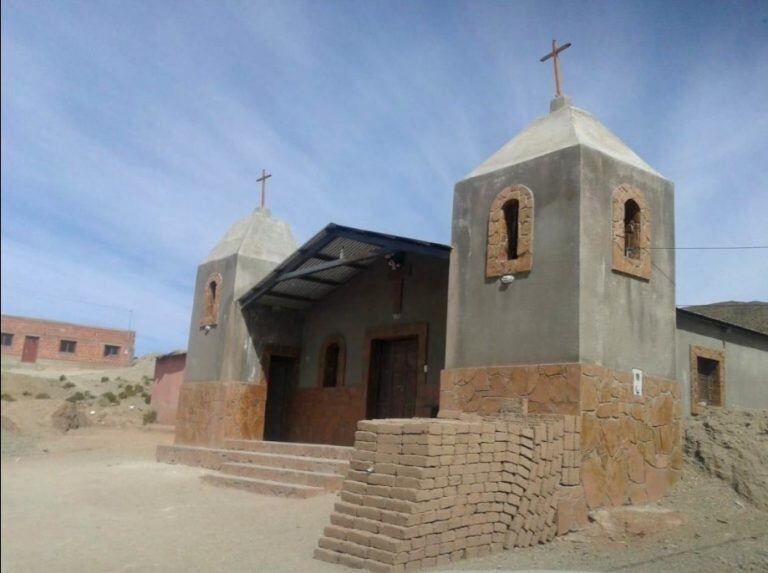 Capilla del pueblo Olaroz Chico. La localidad se convertirá en los próximos meses, en un "pueblo solar", a partir de su conversión energética de combustión hacia fotovoltaica.