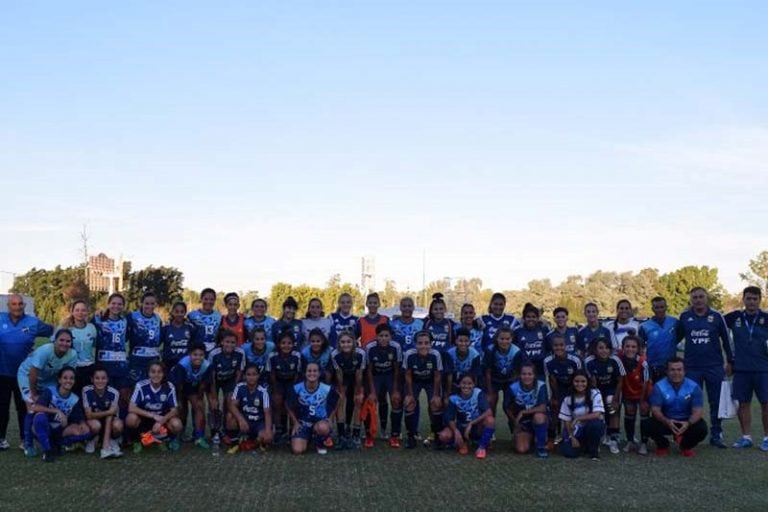 Un día para recordar: las chicas de Atlético Oberá en el predio de Ezeiza junto a sus rivales de la Selección Sub 20. (AFA)