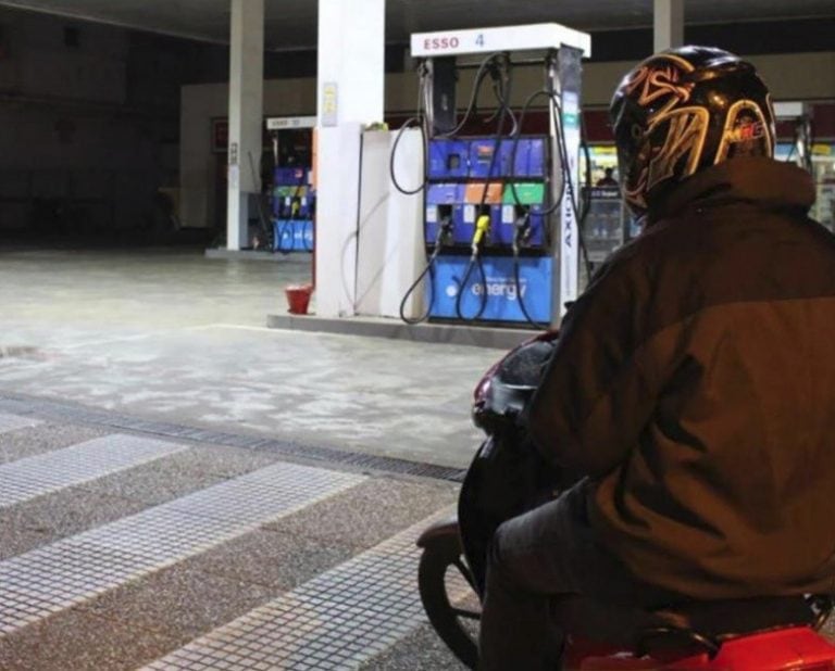 La mayoría de las estaciones de servicio se encuentran cerradas por el Paro Nacional. (Foto: El Territorio)