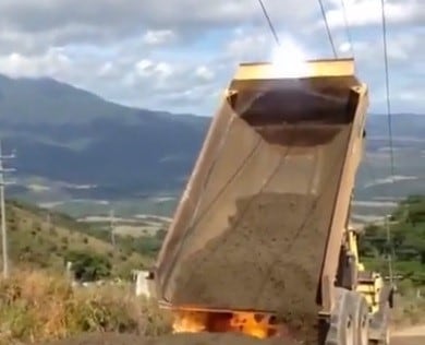 Un camión tocó con su batea los cables de electricidad y murió su conductor.