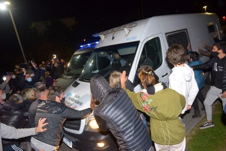 Vecinos de Lázaro Báez intentando impedir su ingreso al country. (Foto: Clarín)