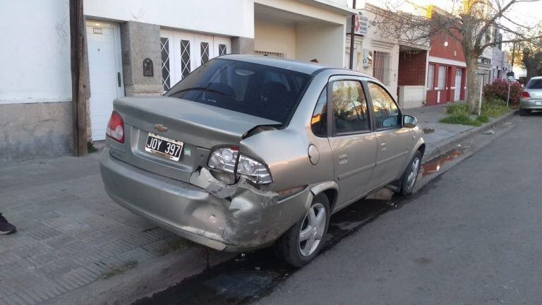 El auto que fue chocado por el conductor que perdió el control de su vehículo