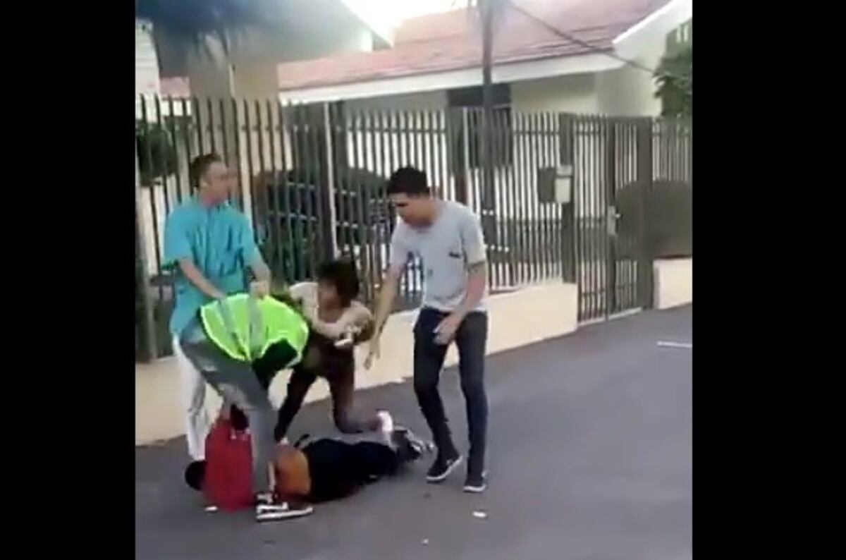 Brutal pelea de trapitos en el macrocentro