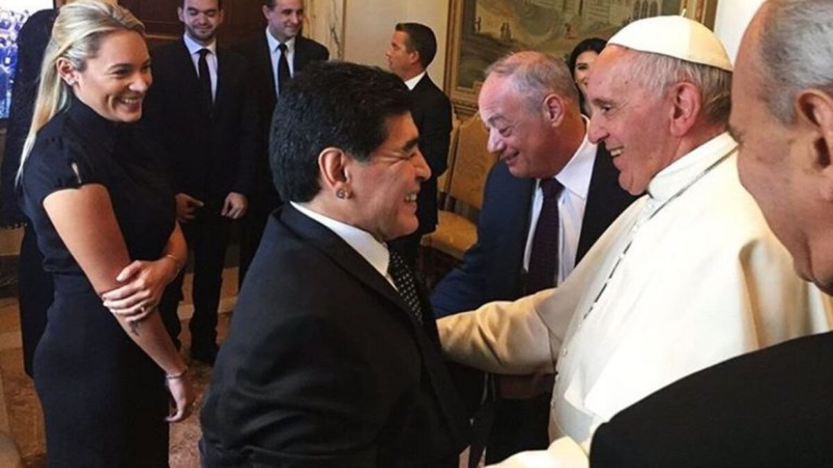 El Papa Francisco le mandó un rosario bendecido a la familia de Diego Maradona