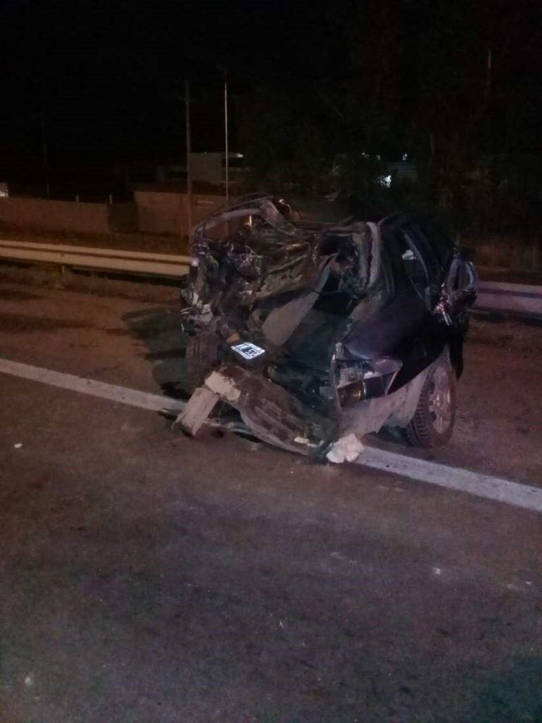 Así quedó el auto en el que viajaban las víctimas.