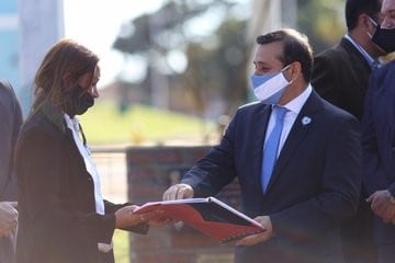 El gobernador Oscar Herrera Ahuad en el homenaje a la bandera y a su creador en Candelaria.