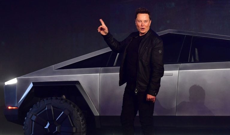 Luego del inconveniente Musk continuó con la presentación (Frederic J. BROWN / AFP).