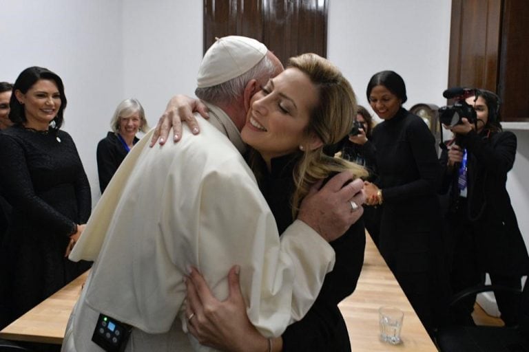 Fabiola Yáñez con Francisco. (prensa Alberto Fernández)