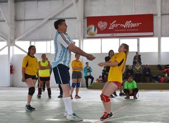 El intendente Daniel Orozo en plena acción en un encuentro de voleibol en el estadio cubierto situado en Uspallata.