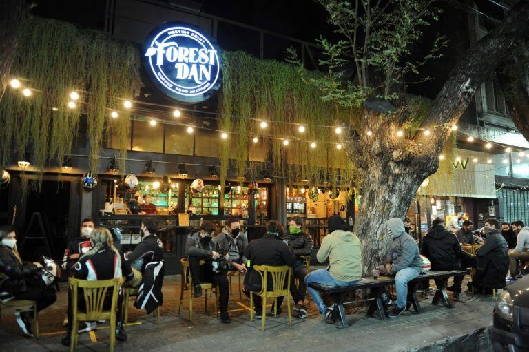 Con mesas al aire libre, reabrieron bares y restaurantes en el partido bonaerense de San Isidro. (Clarín)