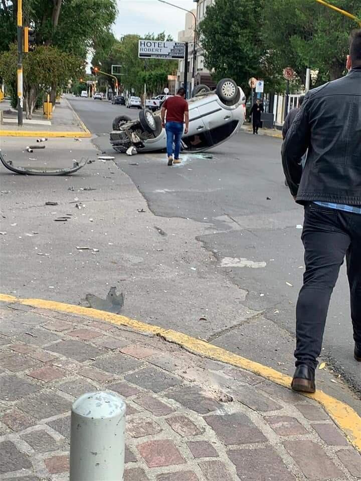 El vuelco se dio sobre avenida San Martín y 9 de Julio