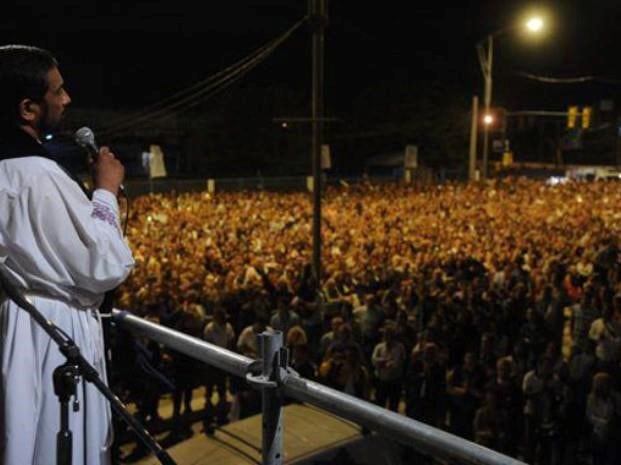 Miles de fieles participaron del Via Crucis del Padre Ignacio.