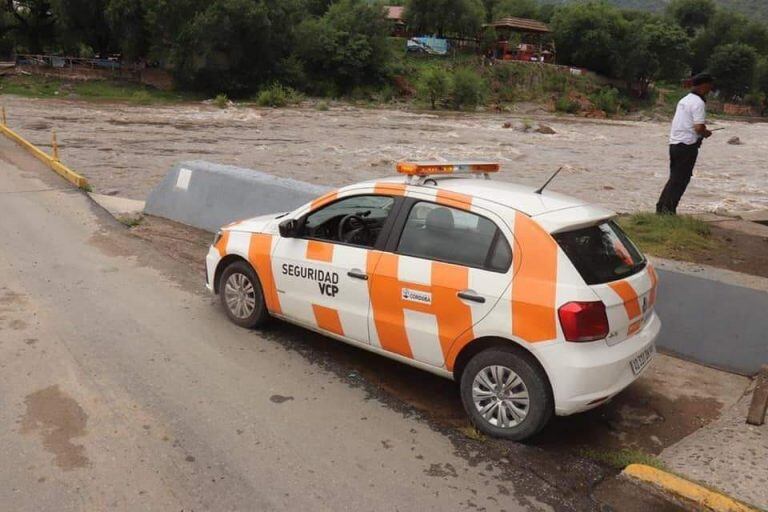 Seguridad Urbana, Bomberos Voluntarios, y efectivos de CEP, custodiaron los márgenes del río durante la creciente de este viernes.