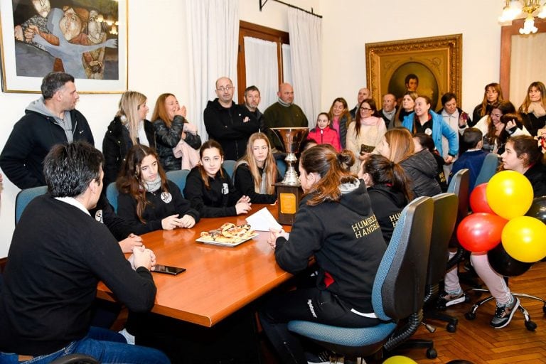 El Intendente Municipal junto las campeonas del Nacional de Hándbol